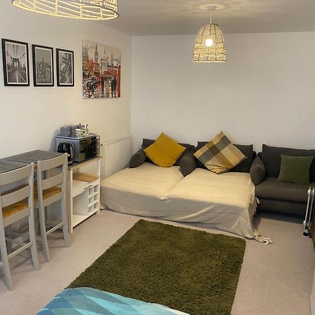 Very Large Double Room With Corner Sofa, Sky Tv, Netflix Etc, Fridge And Microwave Newhaven Buitenkant foto