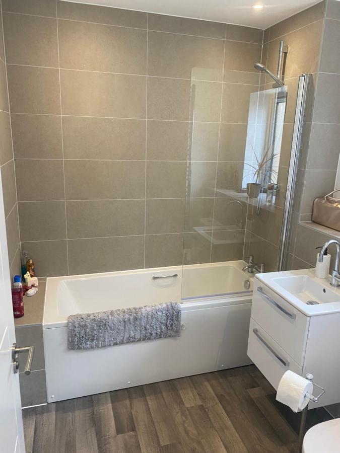 Very Large Double Room With Corner Sofa, Sky Tv, Netflix Etc, Fridge And Microwave Newhaven Buitenkant foto