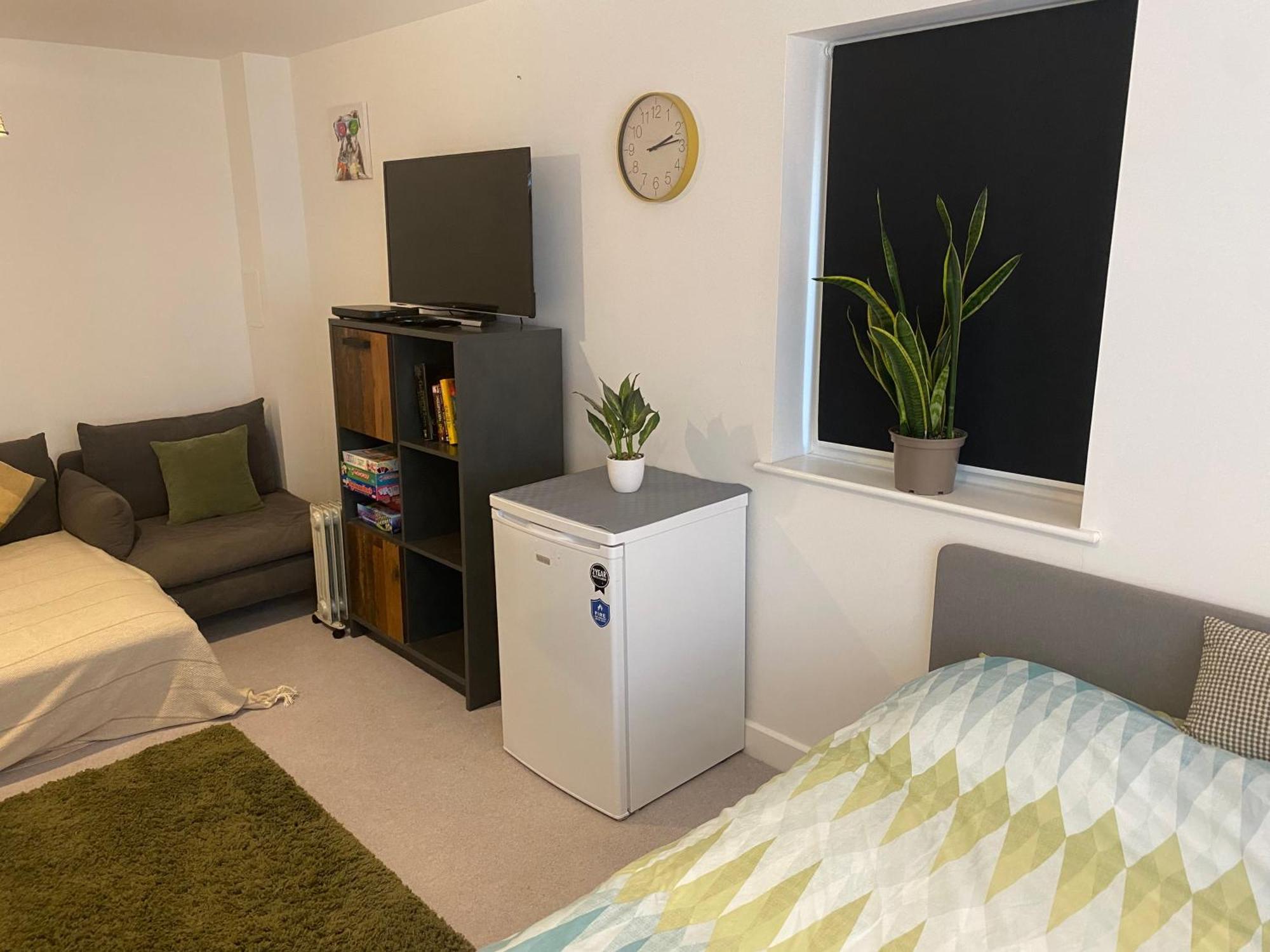 Very Large Double Room With Corner Sofa, Sky Tv, Netflix Etc, Fridge And Microwave Newhaven Buitenkant foto